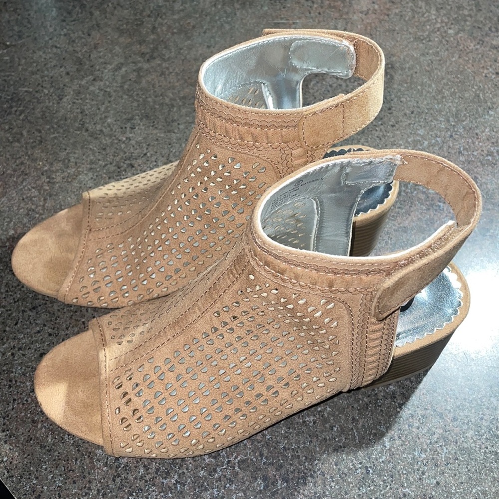 NWOT Tan Justice sandals